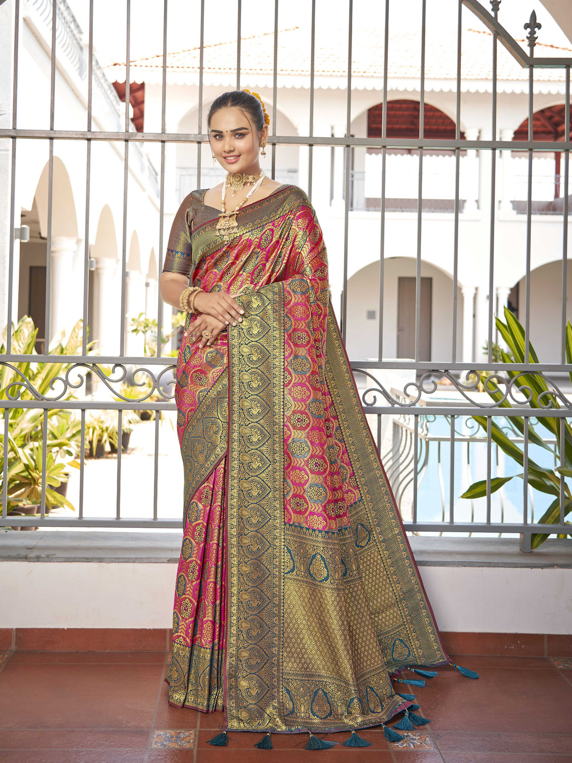 Image of MANOHARI Woven Banarasi Jacquard Saree