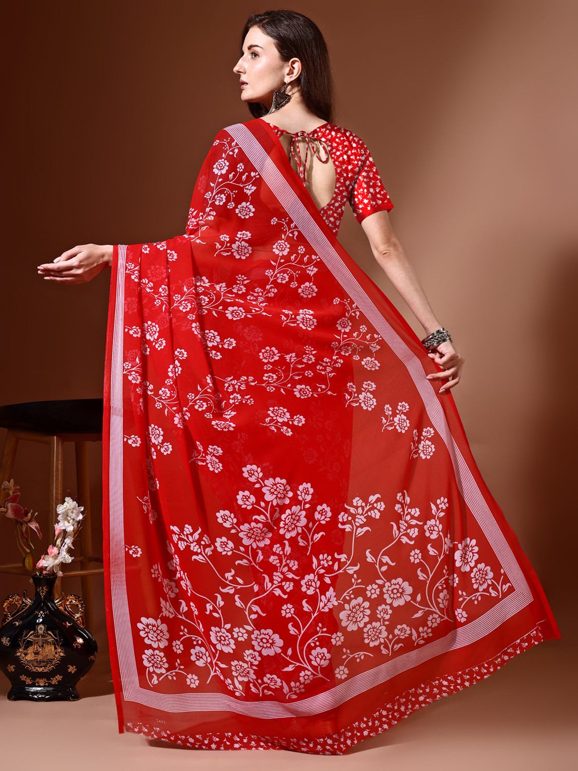 Image of VIBHAGYAA Floral Print, Printed Daily Wear Chiffon Saree (Red, White)