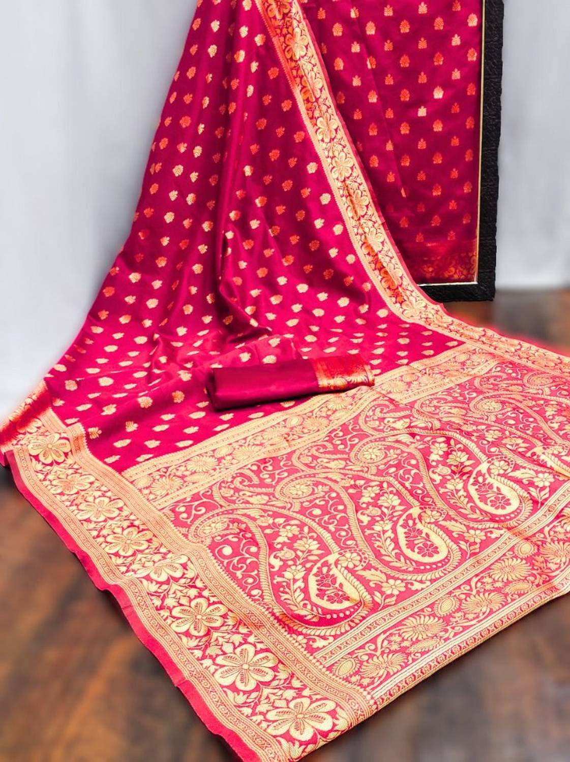 TIGERSNAKE Woven Kasavu Silk Blend Saree (Pink)