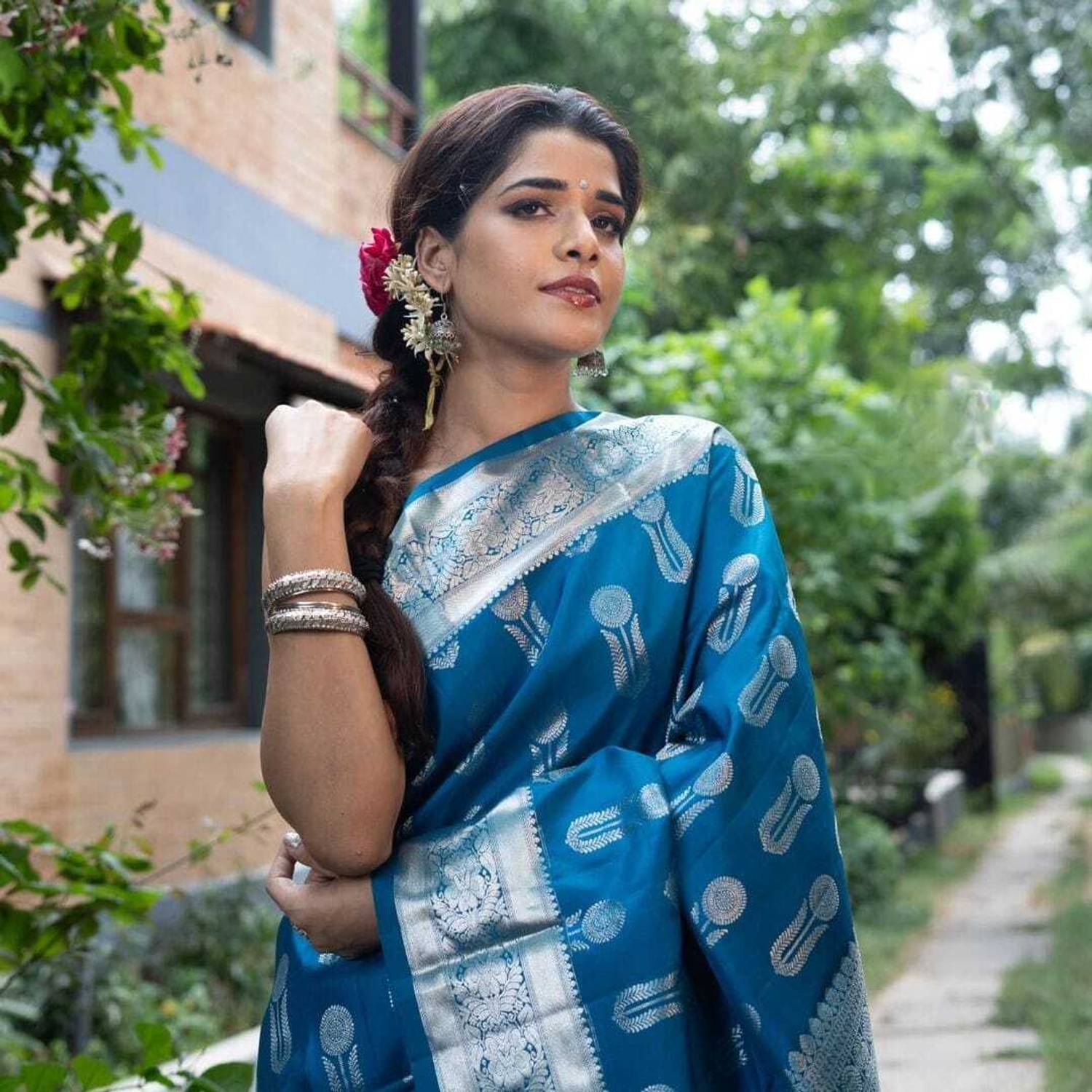 AVANTIKA FASHION Woven Kanjivaram Pure Silk, Art Silk Saree