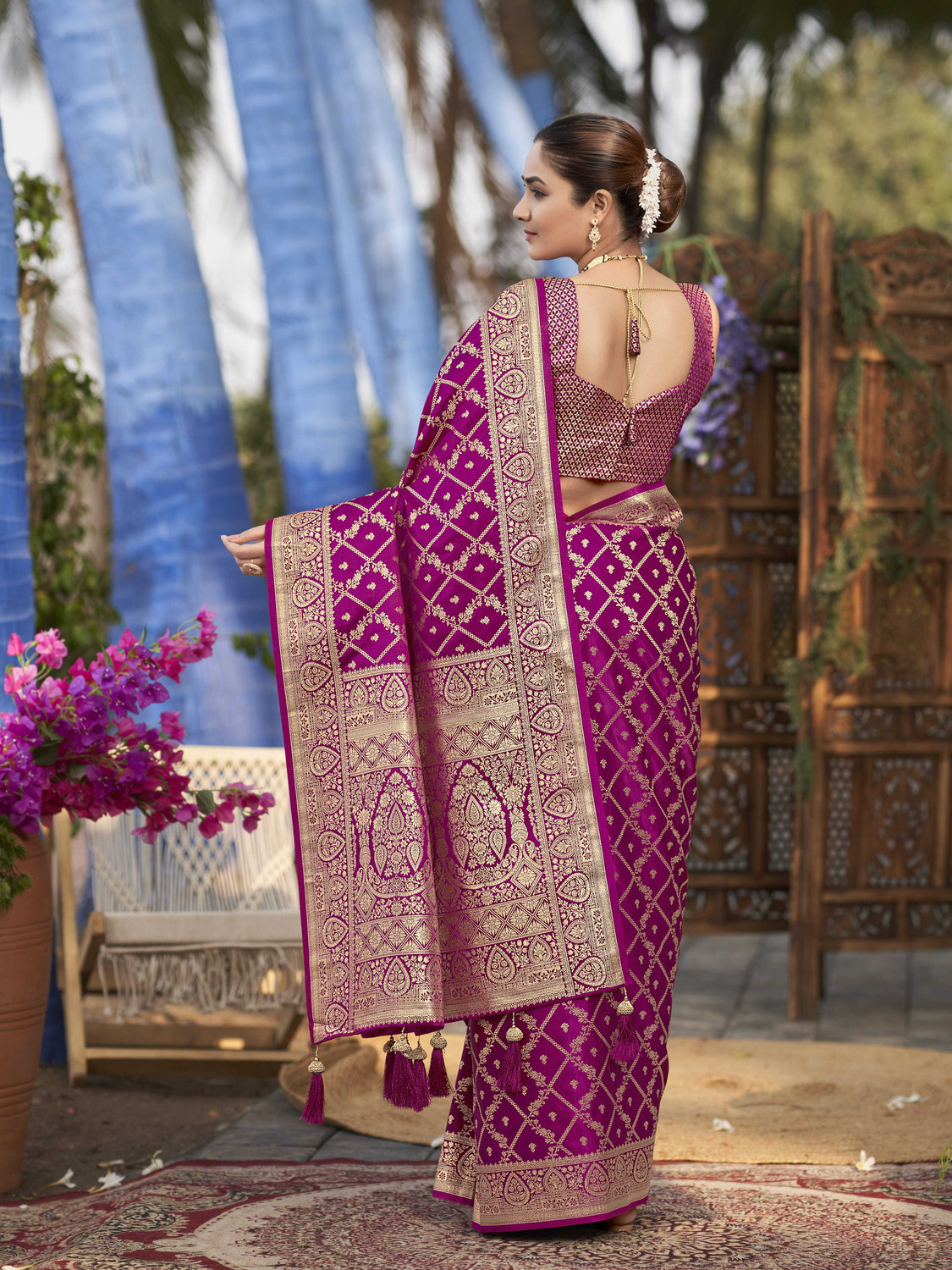 Image of MANOHARI Woven Banarasi Jacquard Saree
