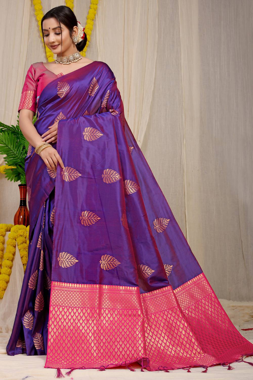 AMIRAT CLOTHING Woven Banarasi Jacquard Saree
