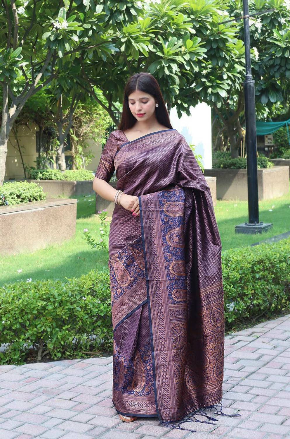 AVANTIKA FASHION Woven Kanjivaram Pure Silk, Art Silk Saree