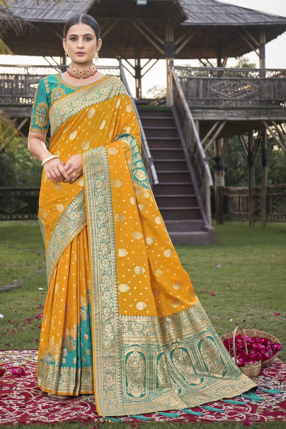 MANOHARI Woven Kanjivaram Jacquard Saree (Multicolor)