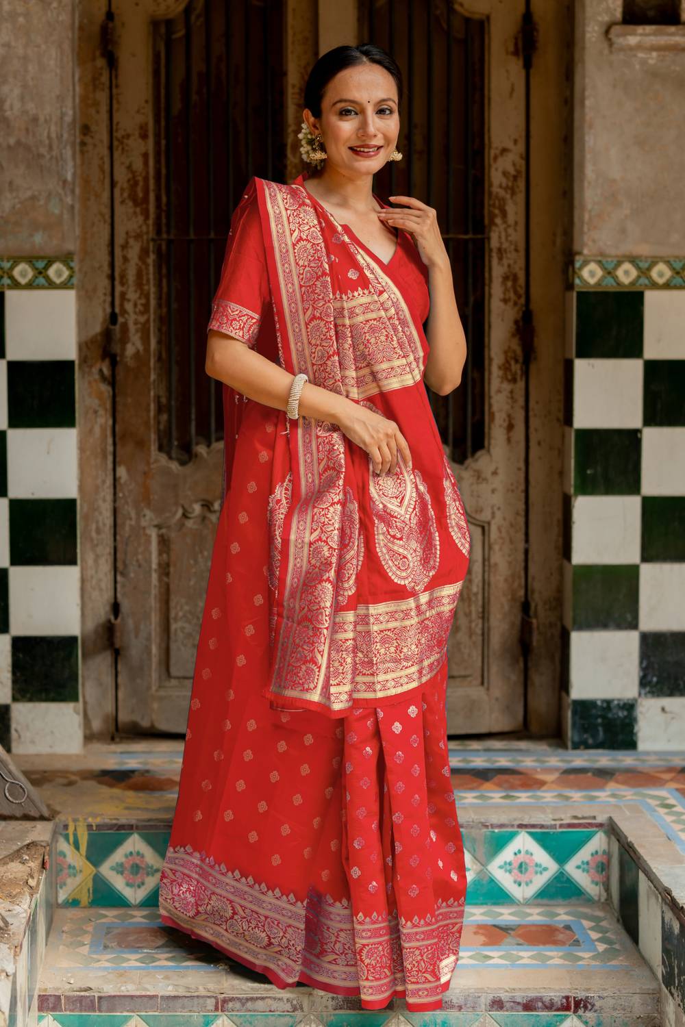 SUBHAM Woven, Embellished Banarasi Silk Blend Saree (Red, Gold)