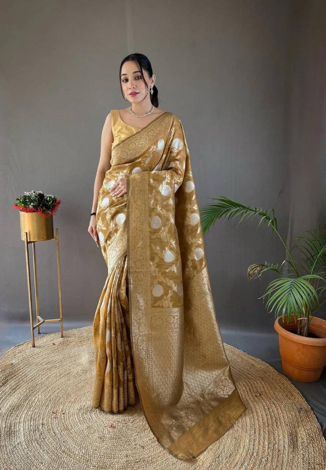 AVANTIKA FASHION Woven Banarasi Pure Silk, Art Silk Saree
