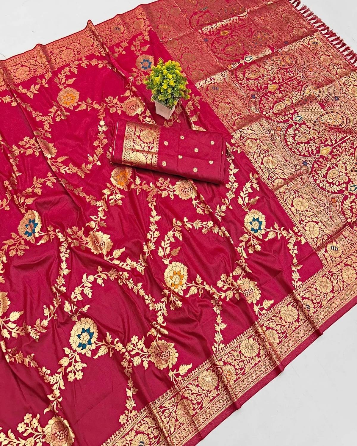 BOXWIN Woven, Floral Print, Embroidered Banarasi Jacquard Saree