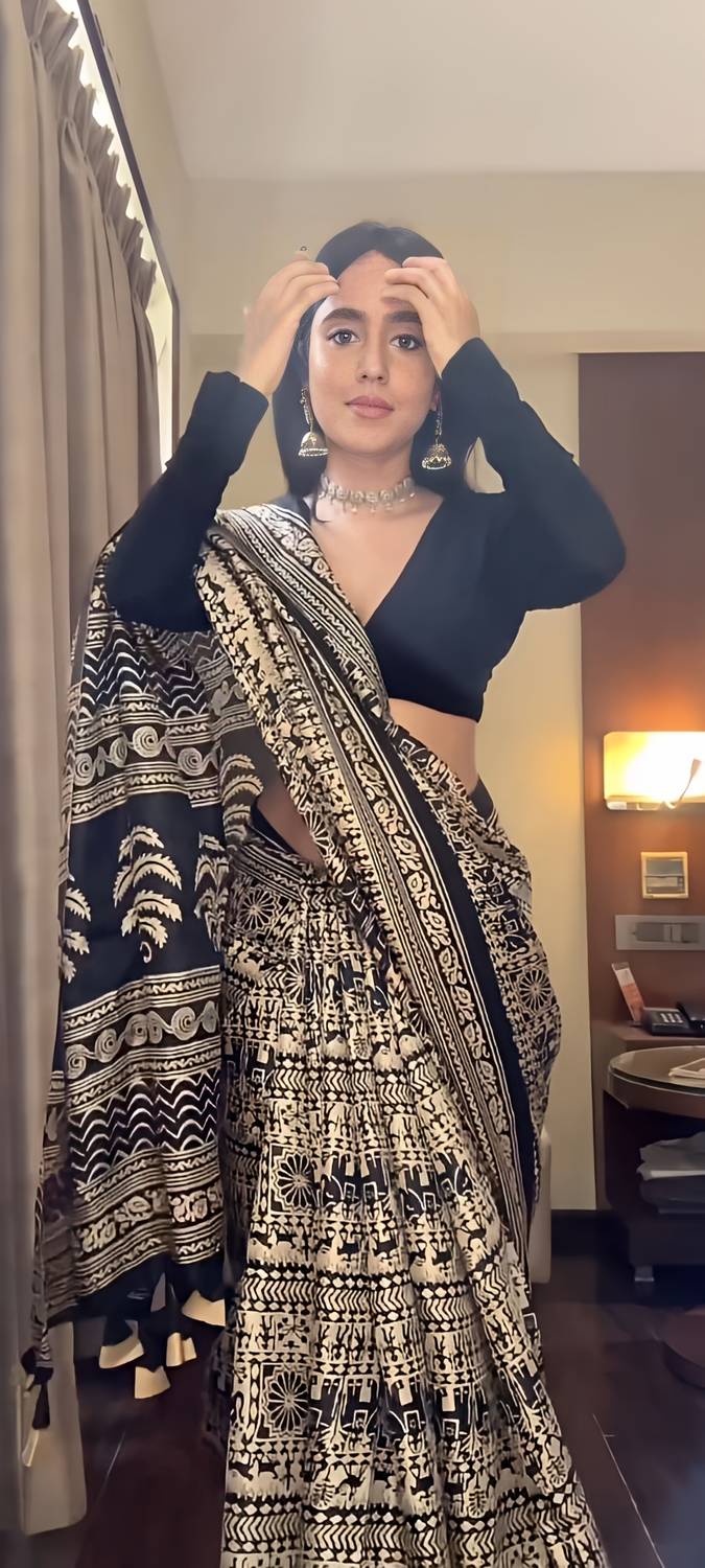Ethnic Junction Floral Print Kalamkari Art Silk Saree (Black)