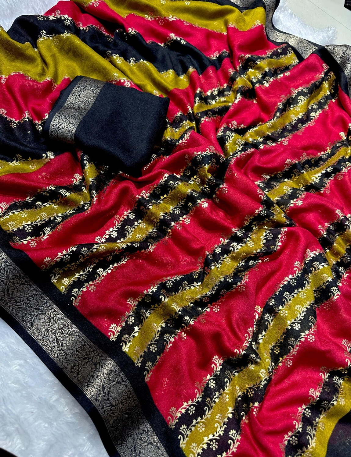 Image of SHIKSHU POINT Printed, Floral Print, Striped Daily Wear Chiffon Saree