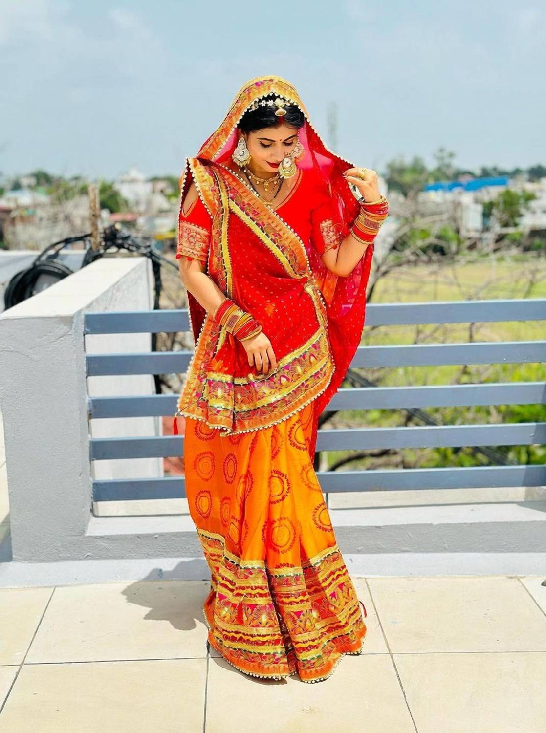 SDGRATITUDE Printed, Self Design, Solid/Plain, Dyed Bandhani Chiffon Saree