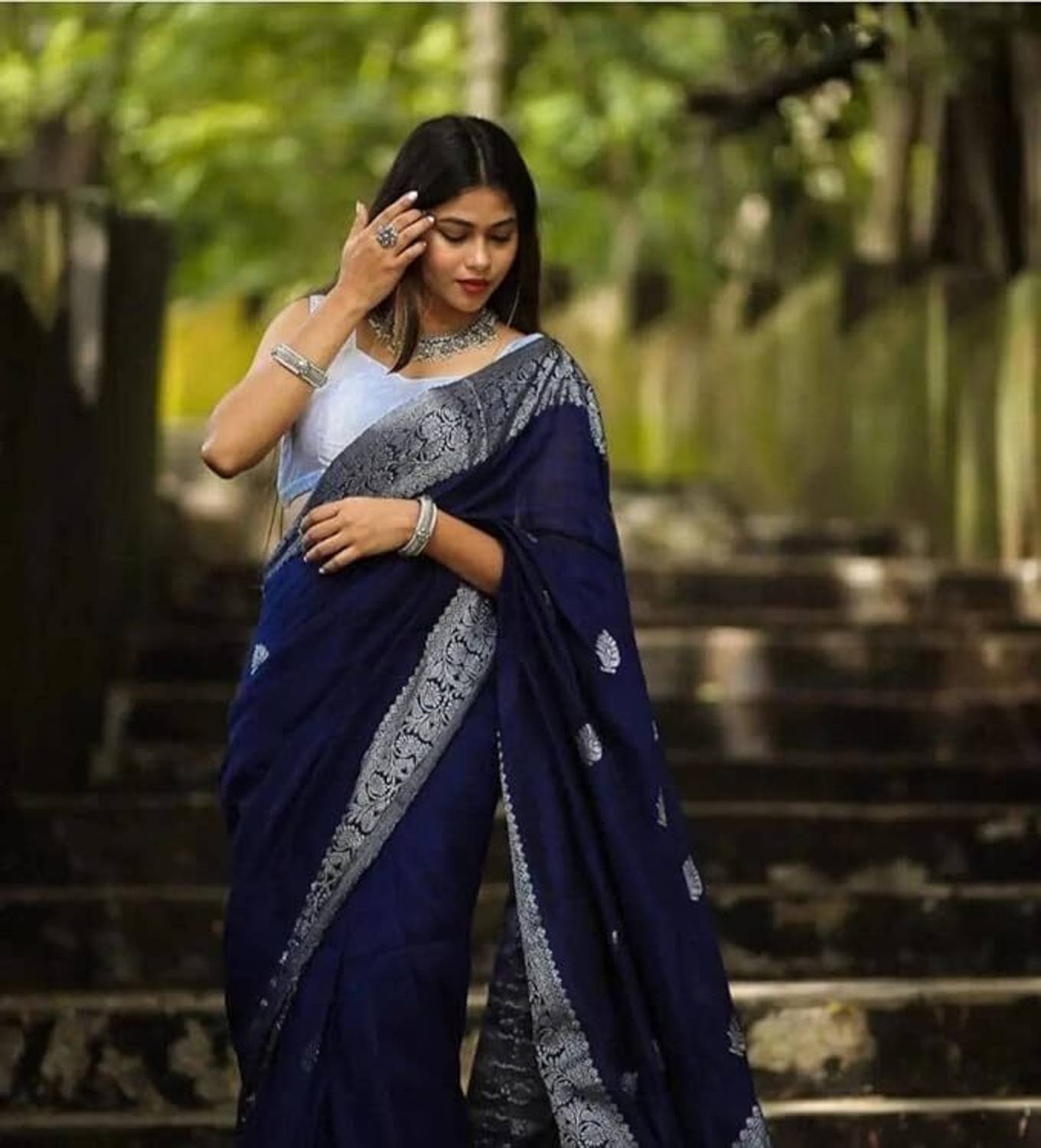 AIREVO Woven Banarasi Silk Blend Saree