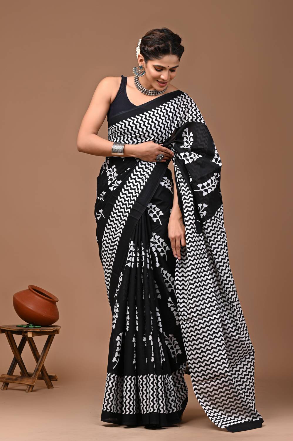 LOVWEAR Floral Print, Printed Daily Wear Pure Cotton Saree