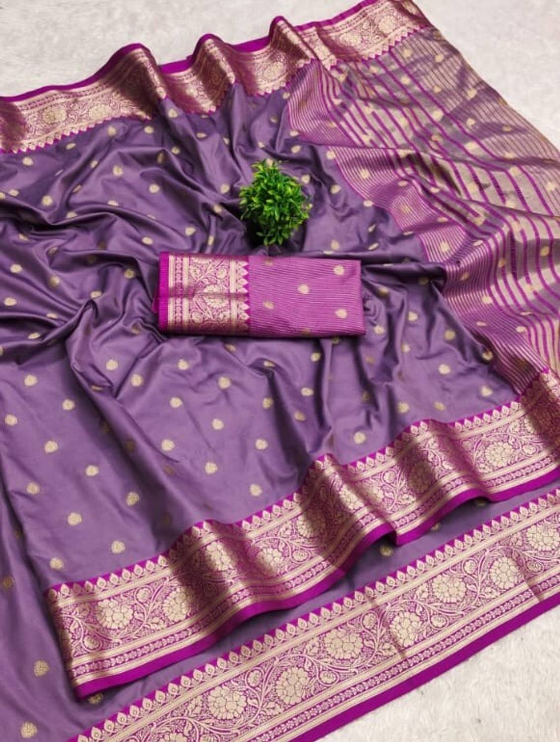 VILLAGIUS Woven, Embellished, Self Design Banarasi Silk Blend, Cotton Blend Saree