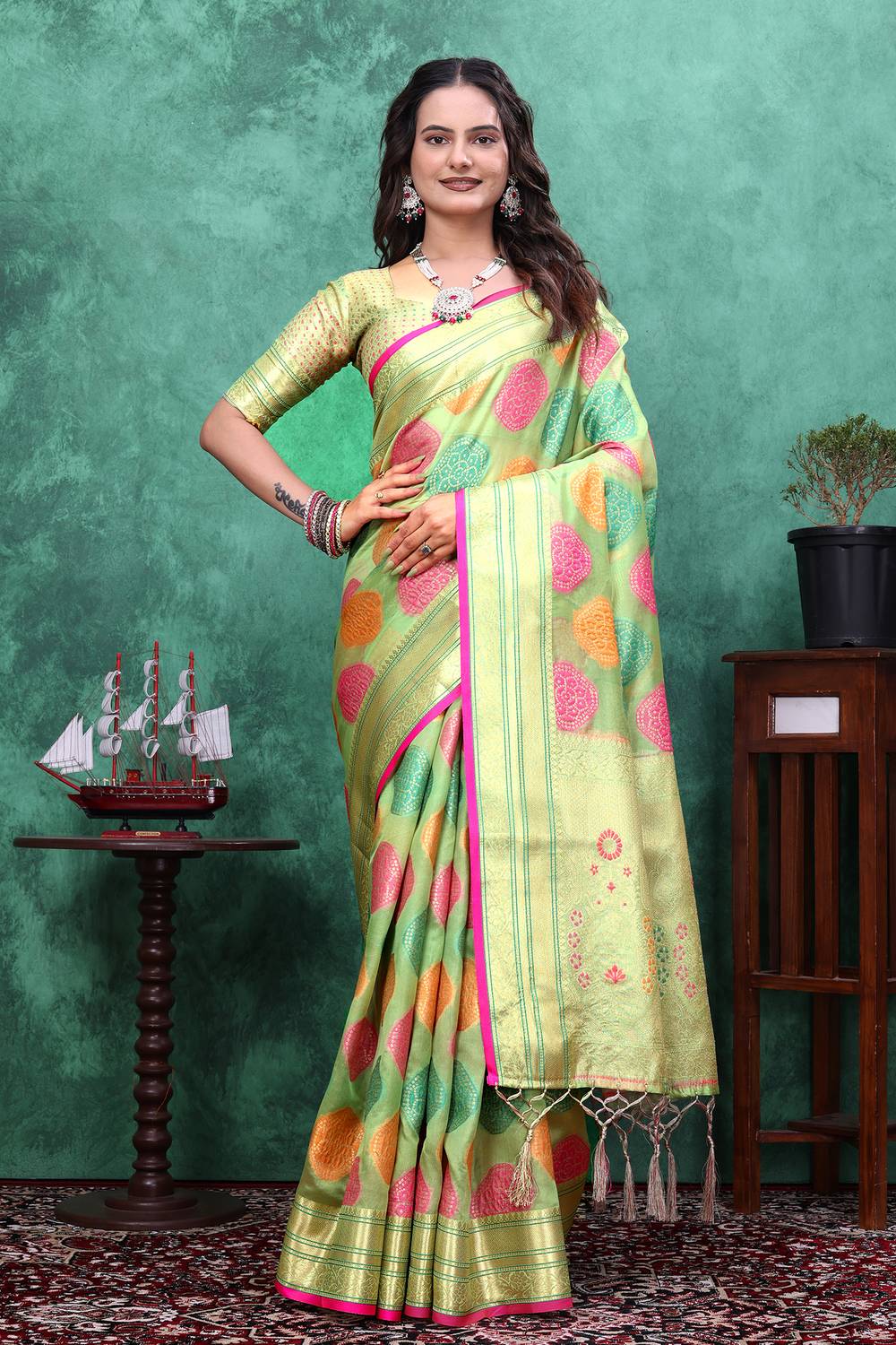 TIGERSNAKE Woven Kasavu Silk Blend Saree (Multicolor)
