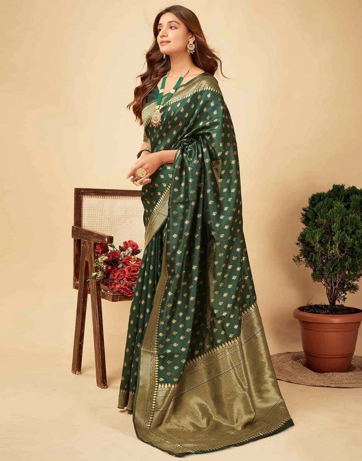 TIGERSNAKE Woven Kasavu Silk Blend Saree (Dark Green)