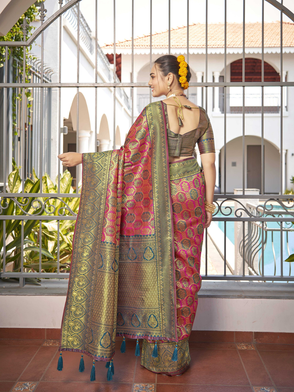 Image of MANOHARI Woven Banarasi Jacquard Saree