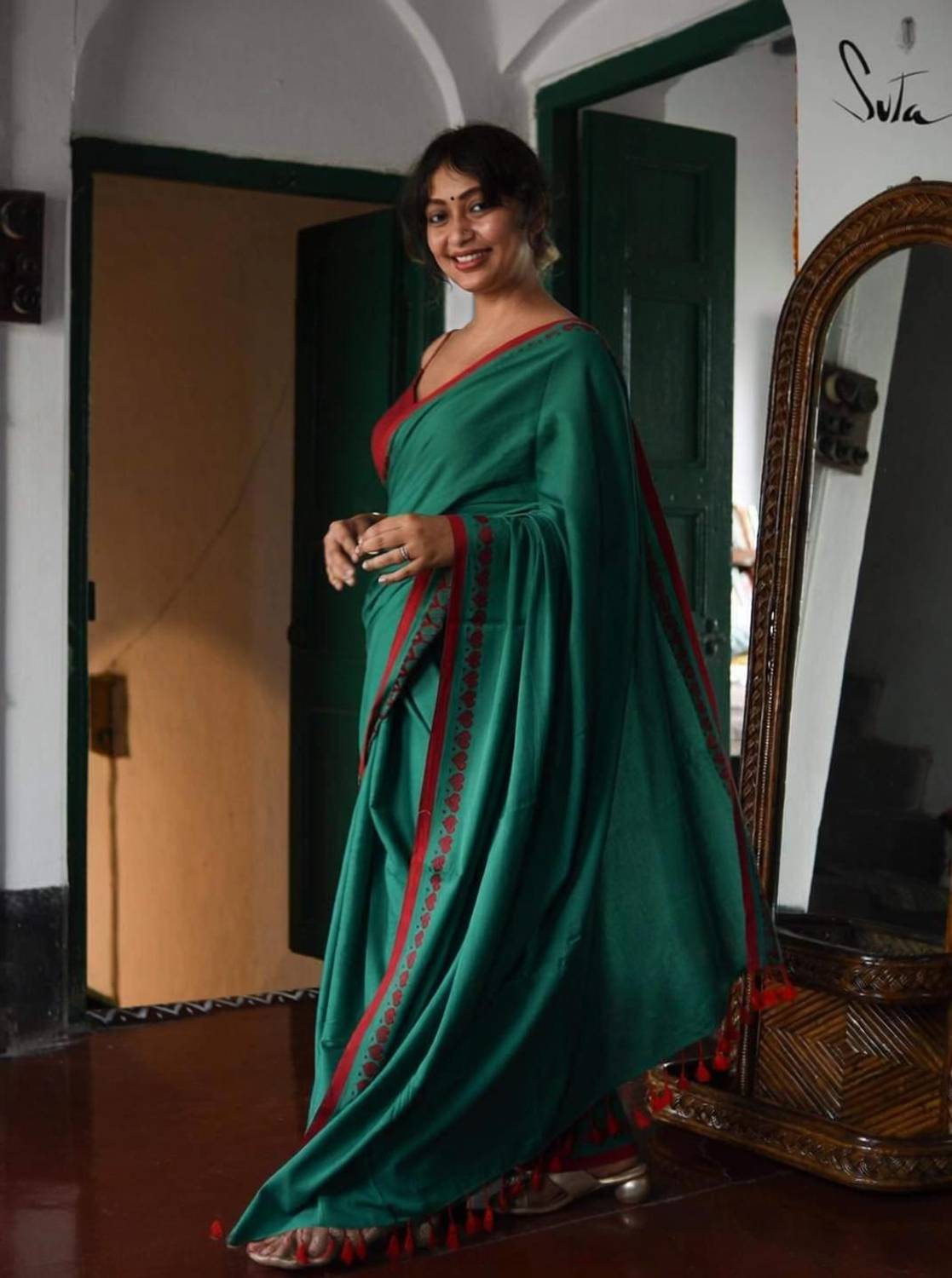 Balika bodhu Solid/Plain, Woven Handloom Pure Cotton Saree