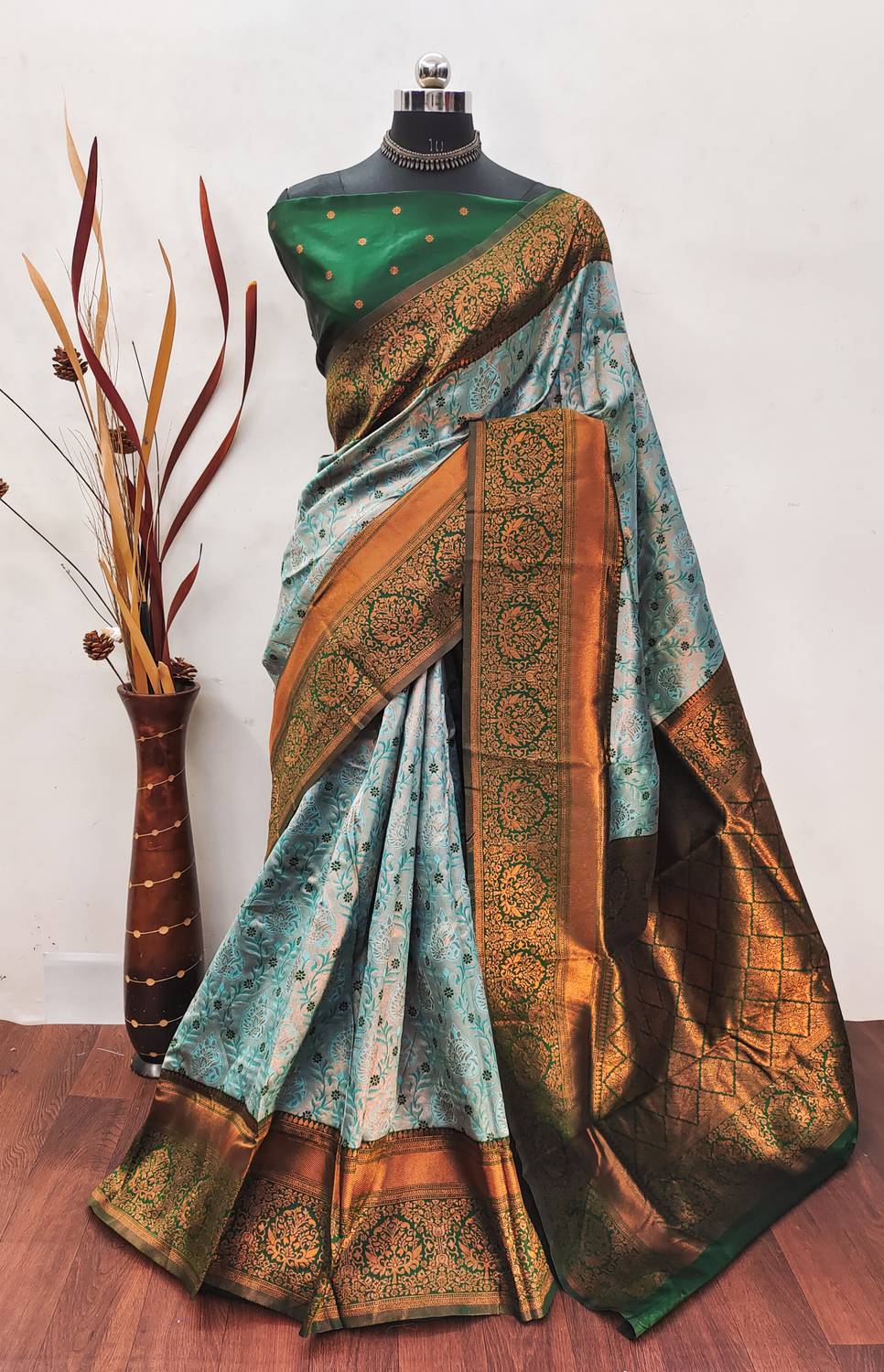 AVANTIKA FASHION Woven Kanjivaram Pure Silk, Art Silk Saree