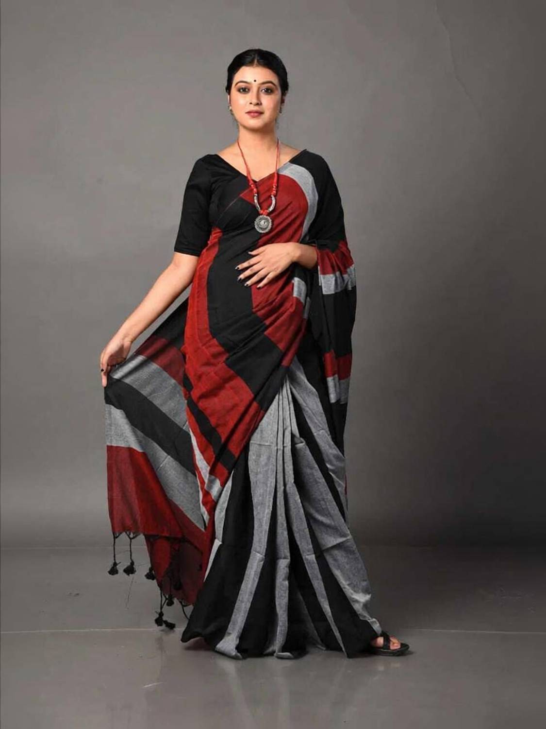 AGAMONI Woven Handloom Cotton Blend Saree