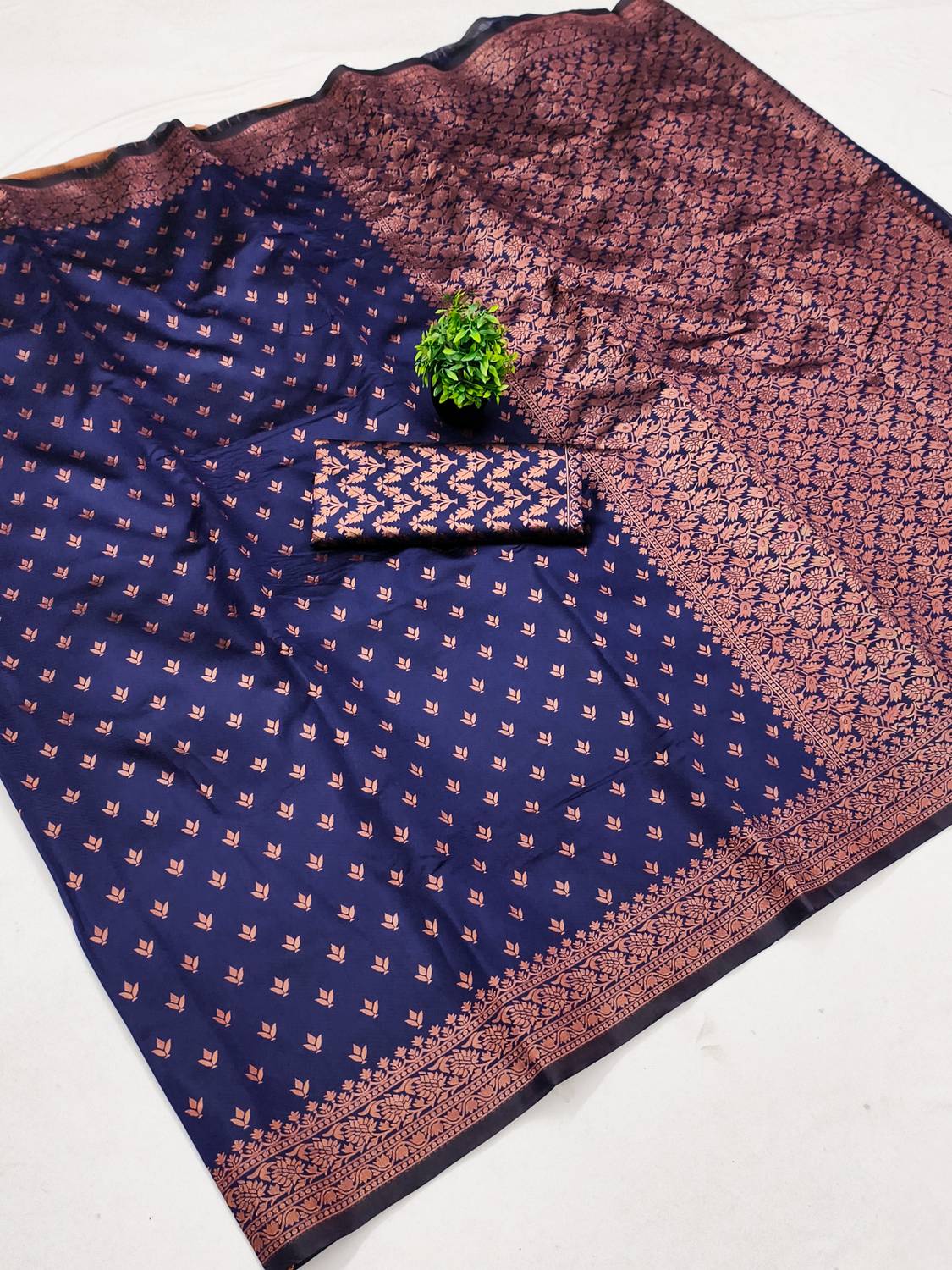 AVANTIKA FASHION Woven Kanjivaram Pure Silk, Art Silk Saree