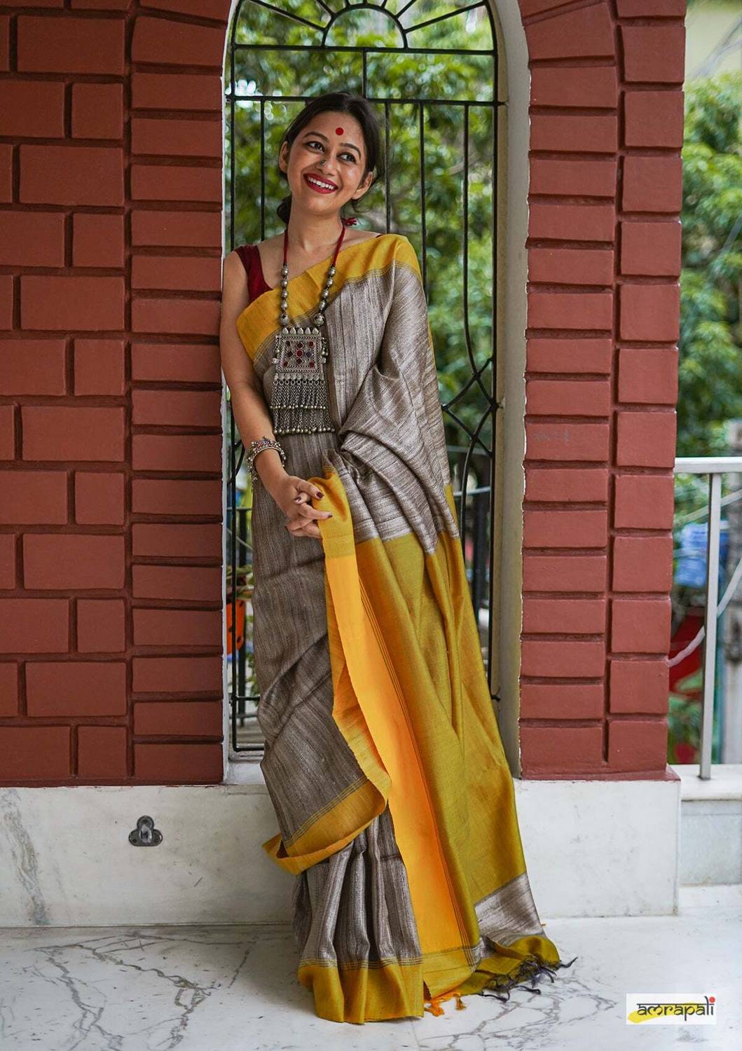 ROONG DHAGAA Woven Handloom Cotton Jute Saree (Gold)