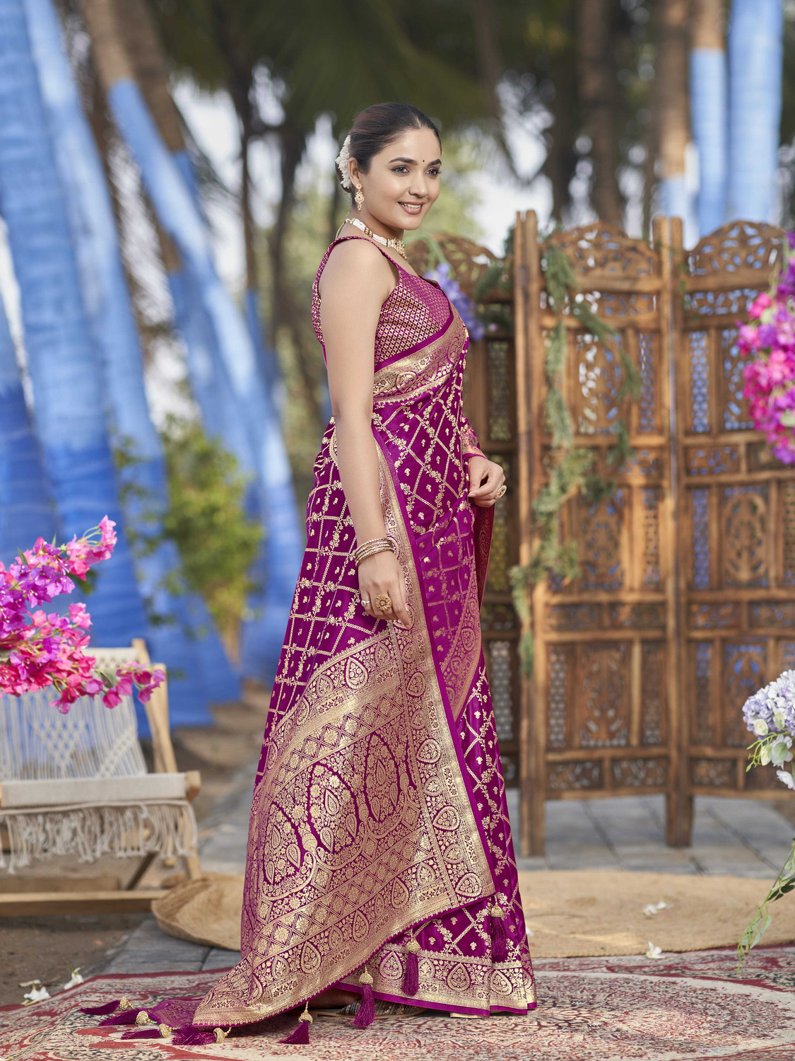 Image of MANOHARI Woven Banarasi Jacquard Saree