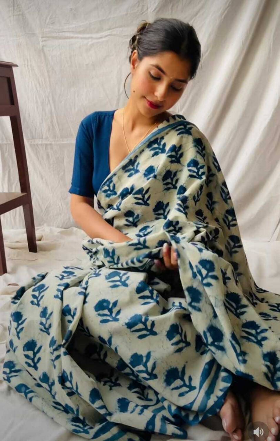 FabricoWorld Printed Hand Batik Pure Cotton Saree (Blue)