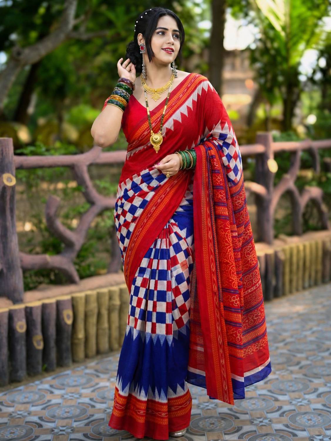 AARUSHRI Checkered, Printed, Woven Ikkat Cotton Blend Saree