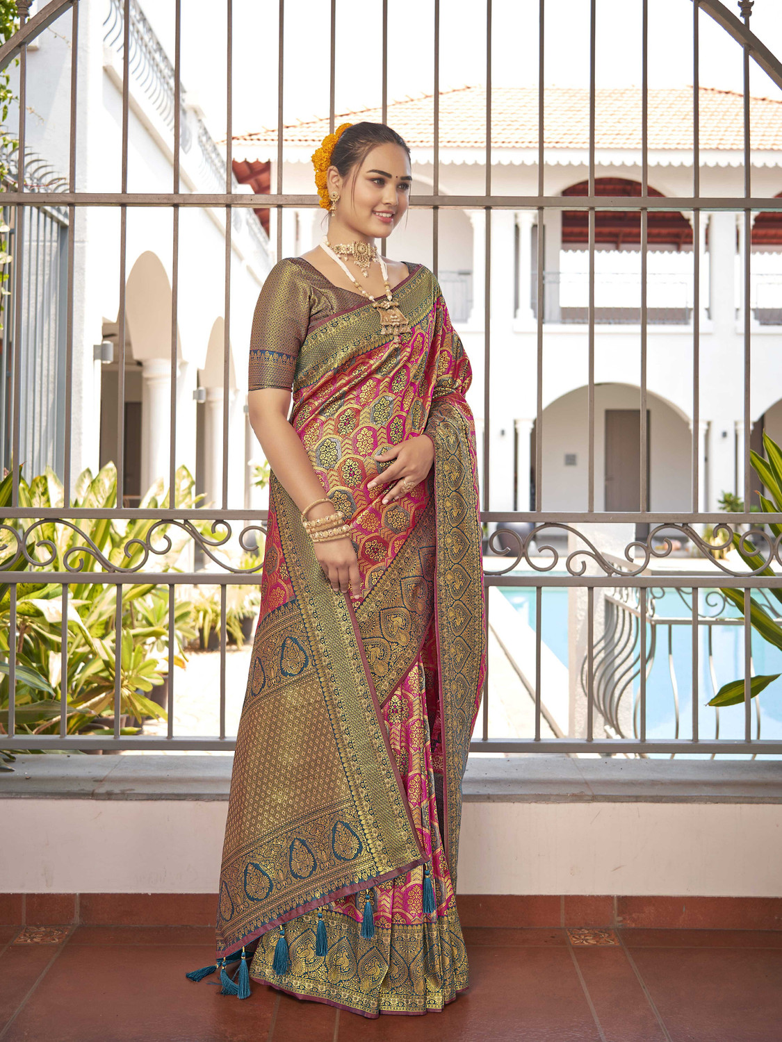 Image of MANOHARI Woven Banarasi Jacquard Saree