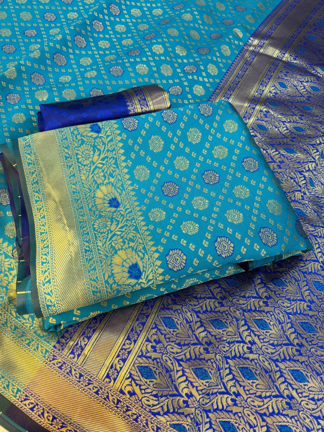 Banaras silk palace Woven Banarasi Silk Blend Saree