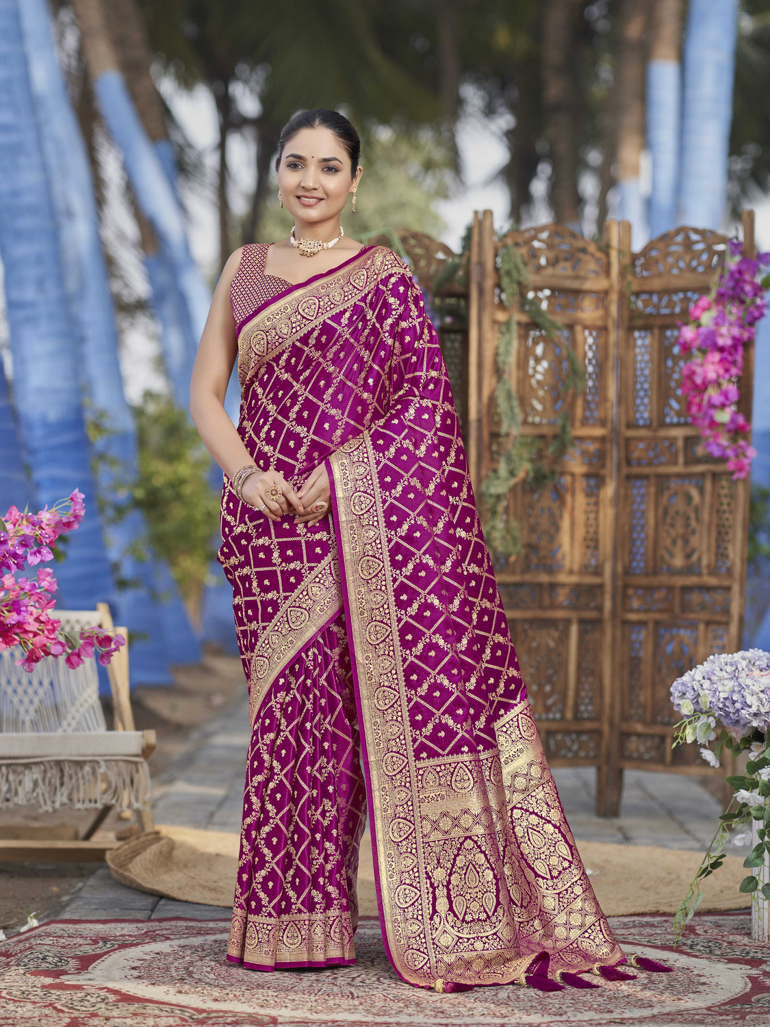 Image of MANOHARI Woven Banarasi Jacquard Saree