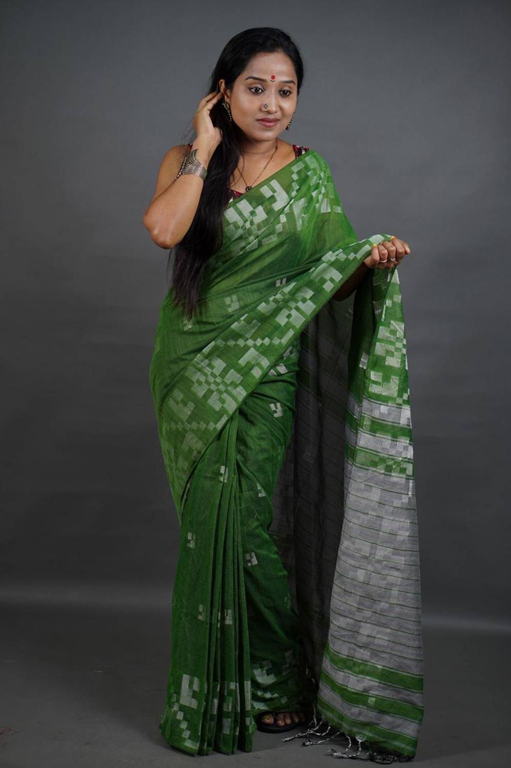 Shyama Sundari Geometric Print, Woven, Self Design Handloom Pure Cotton Saree