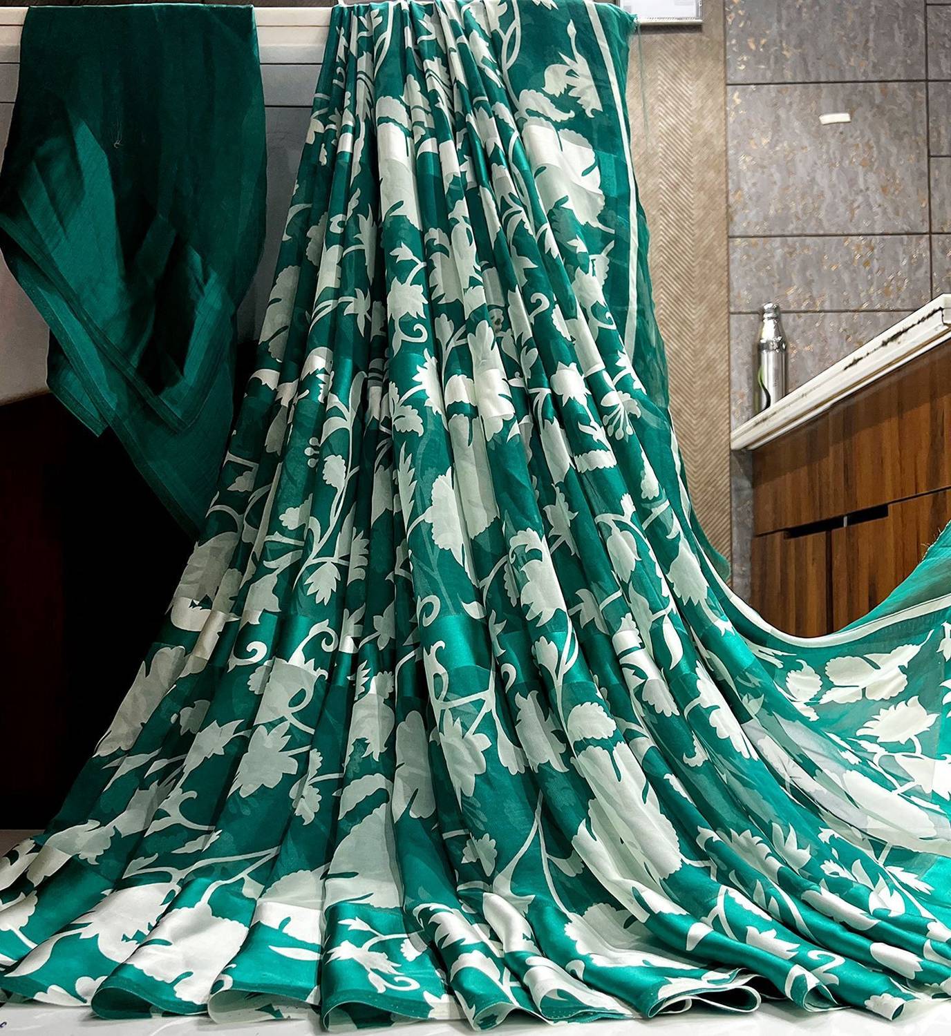 Sitanjali Lifestyle Floral Print Bollywood Georgette, Satin Saree