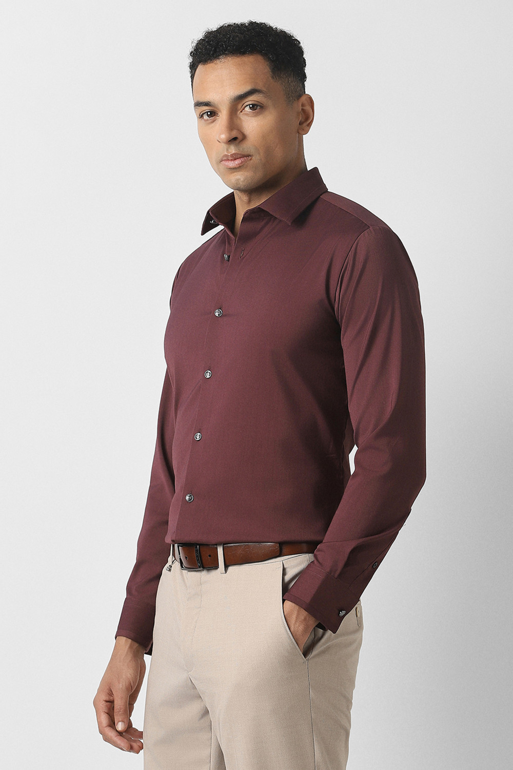 Image of VAN HEUSEN Men Slim Fit Solid Formal Shirt