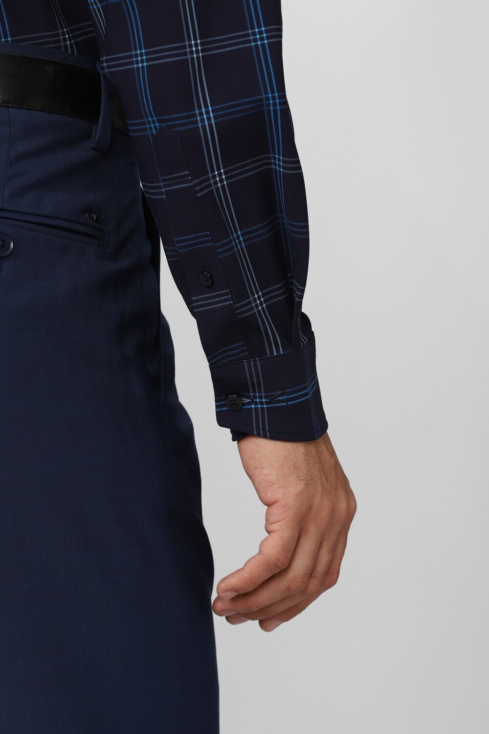 Image of VAN HEUSEN Men Slim Fit Checkered Formal Shirt