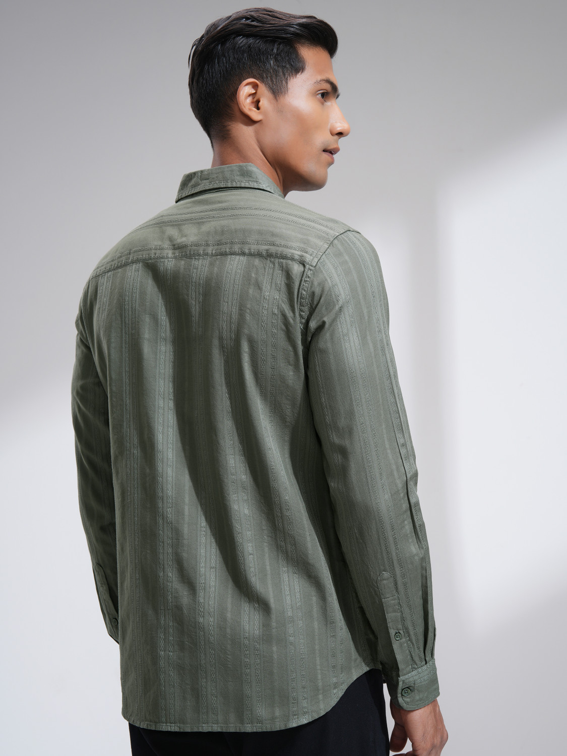 Image of HIGHLANDER Men Slim Fit Striped Cut Away Collar Casual Shirt