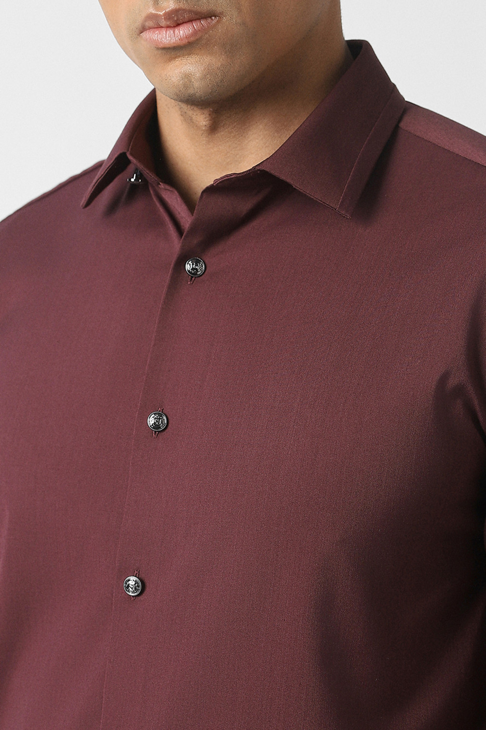 Image of VAN HEUSEN Men Slim Fit Solid Formal Shirt