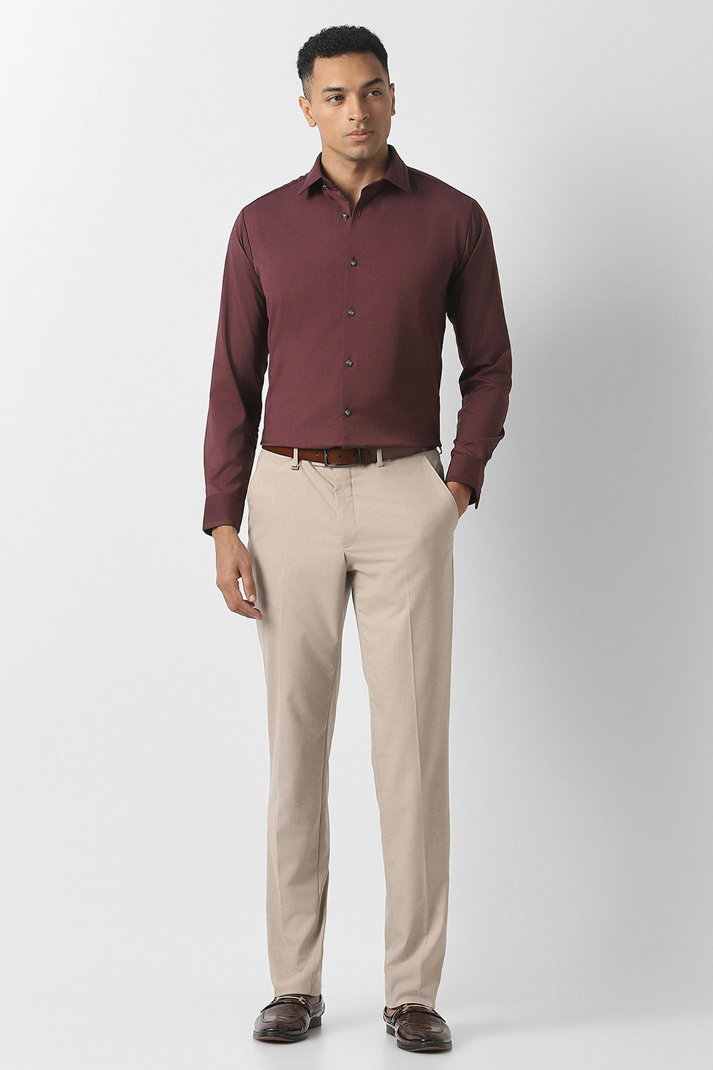 Image of VAN HEUSEN Men Slim Fit Solid Formal Shirt