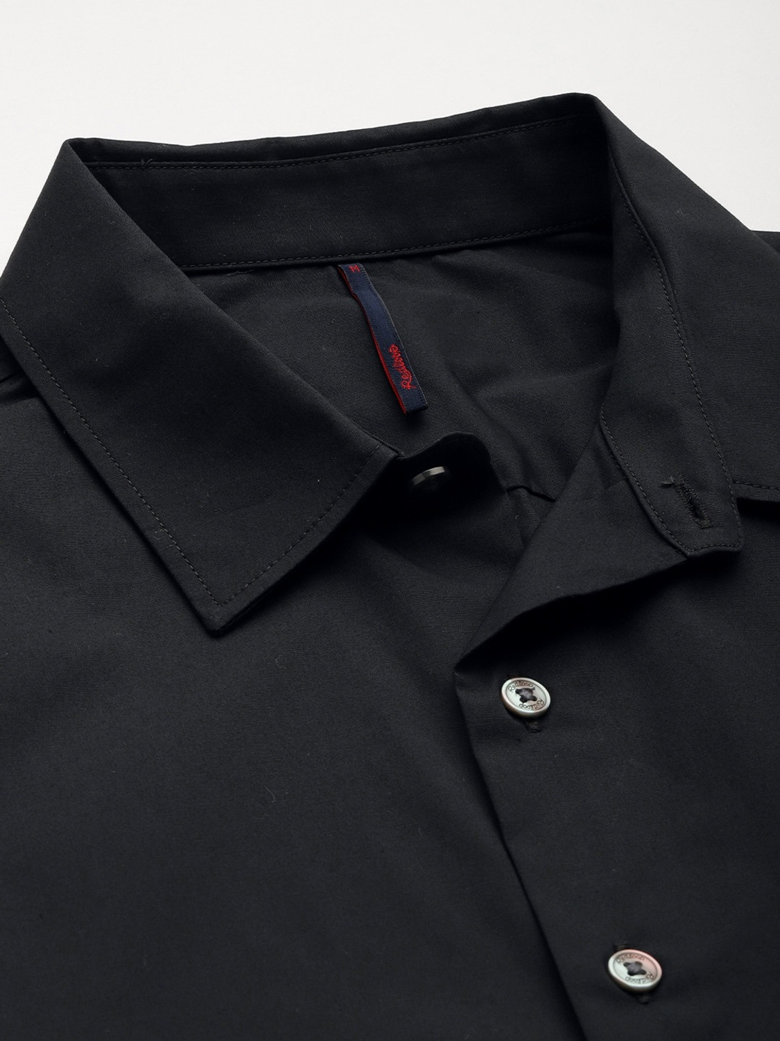 Image of LEVI'S Men Regular Fit Solid Spread Collar Casual Shirt