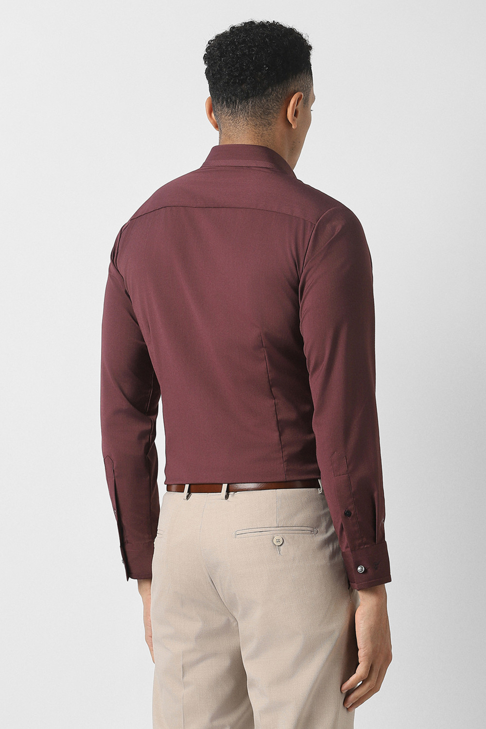 Image of VAN HEUSEN Men Slim Fit Solid Formal Shirt