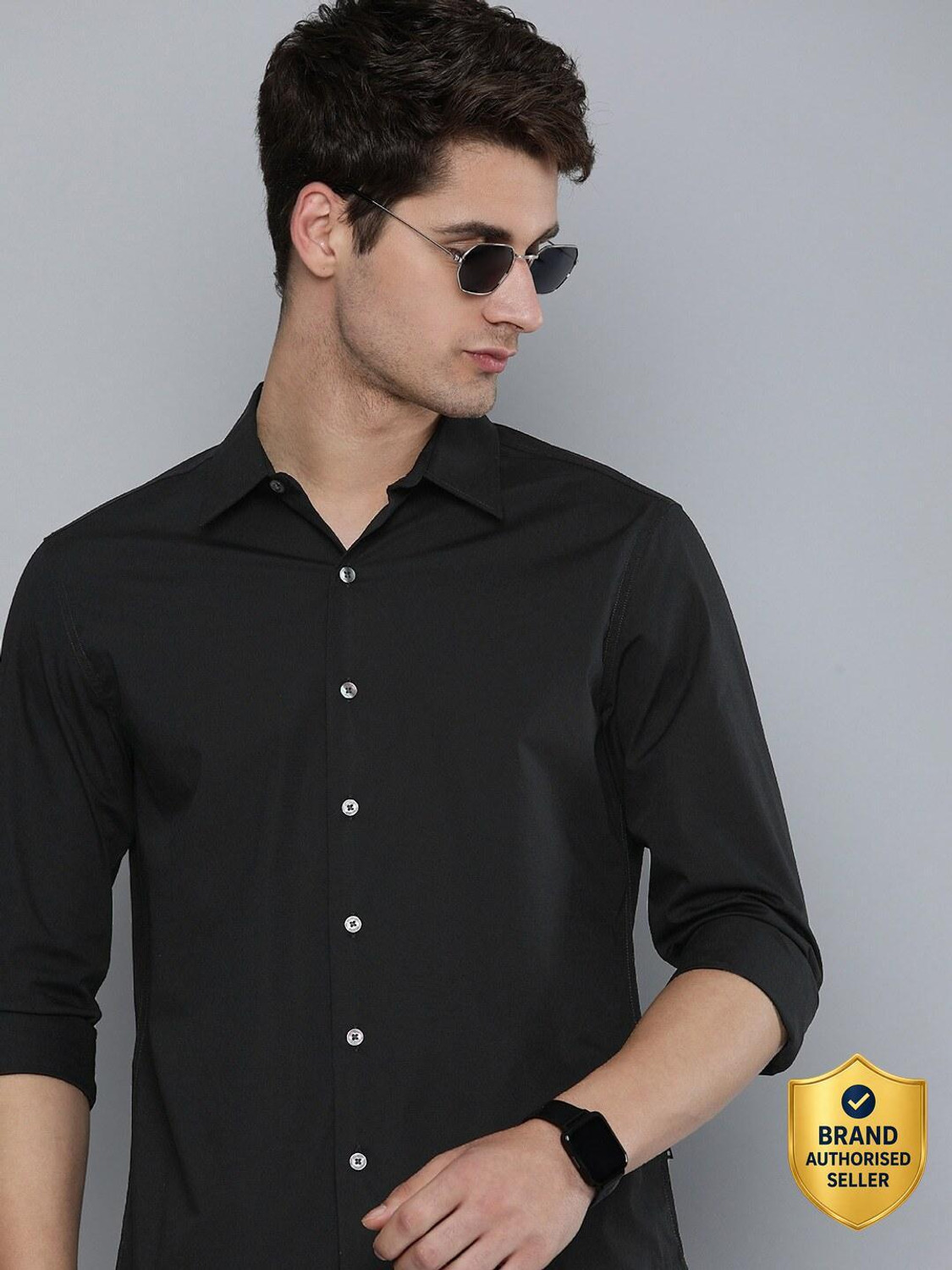 Image of LEVI'S Men Regular Fit Solid Spread Collar Casual Shirt