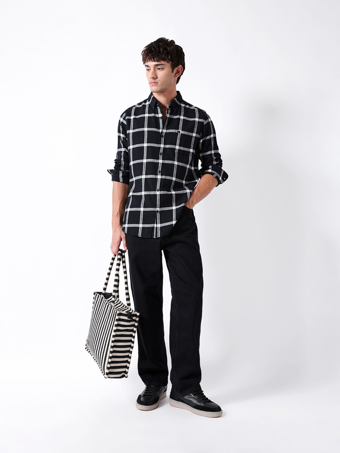 Image of THE BEAR HOUSE Men Slim Fit Checkered Button Down Collar Casual Shirt