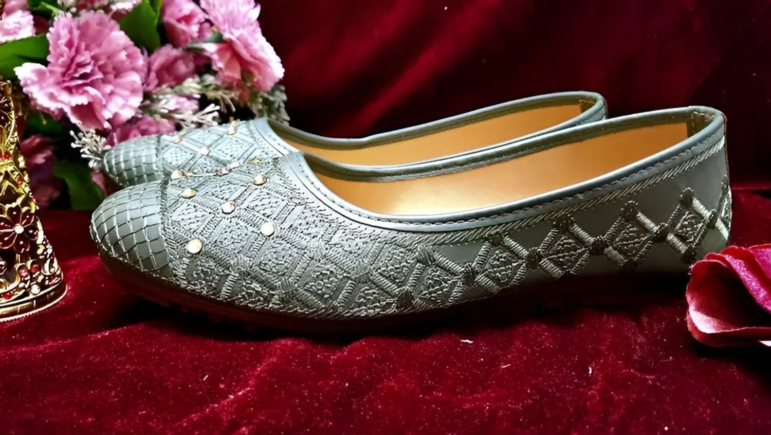 Image of Trendy Feet Women Embroidered Jutti with Rhinestones Embellishments Jutis For Women