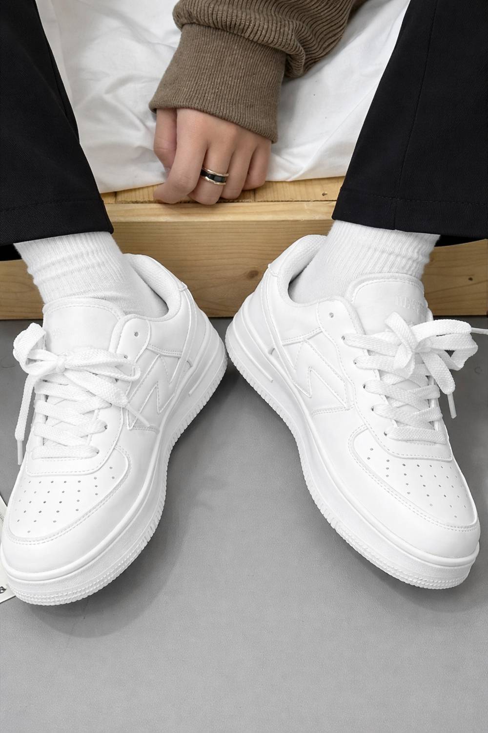 SnugZ Casual White Sneakers For Men - Image 3