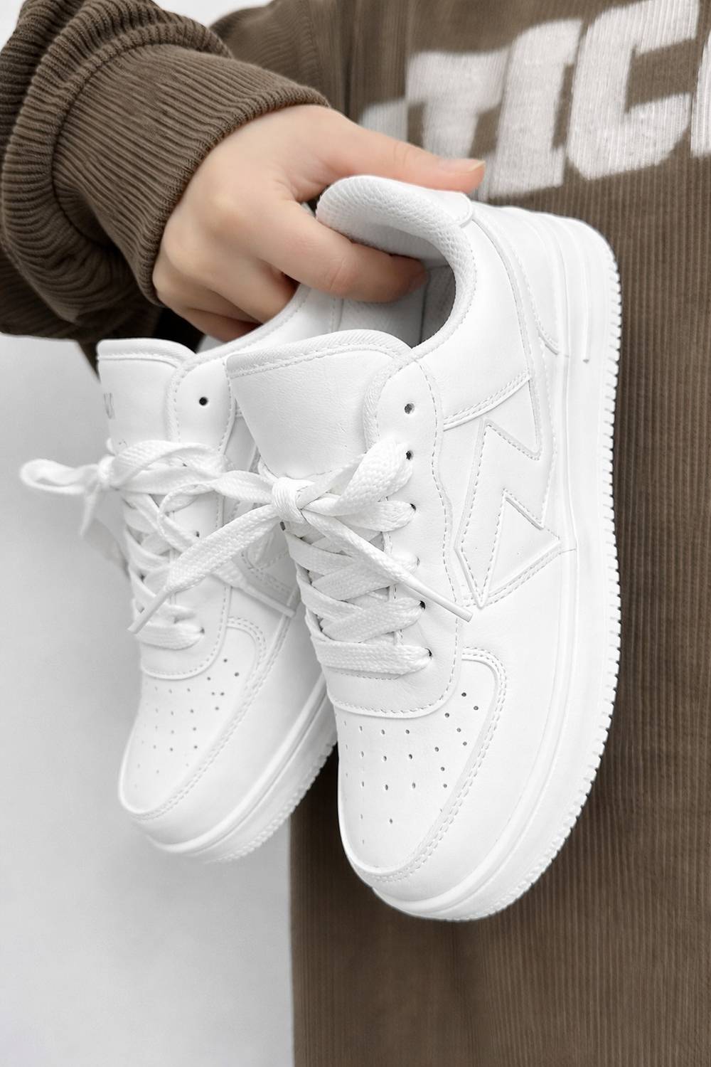 SnugZ Casual White Sneakers For Men - Image 1