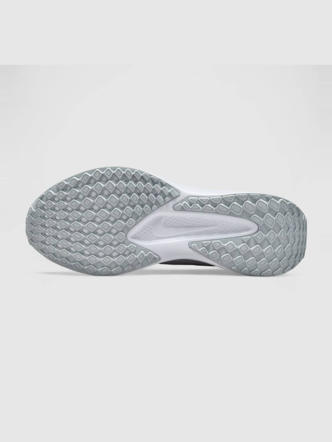 Nike Quest 6 Men White Running Shoes - Image 5