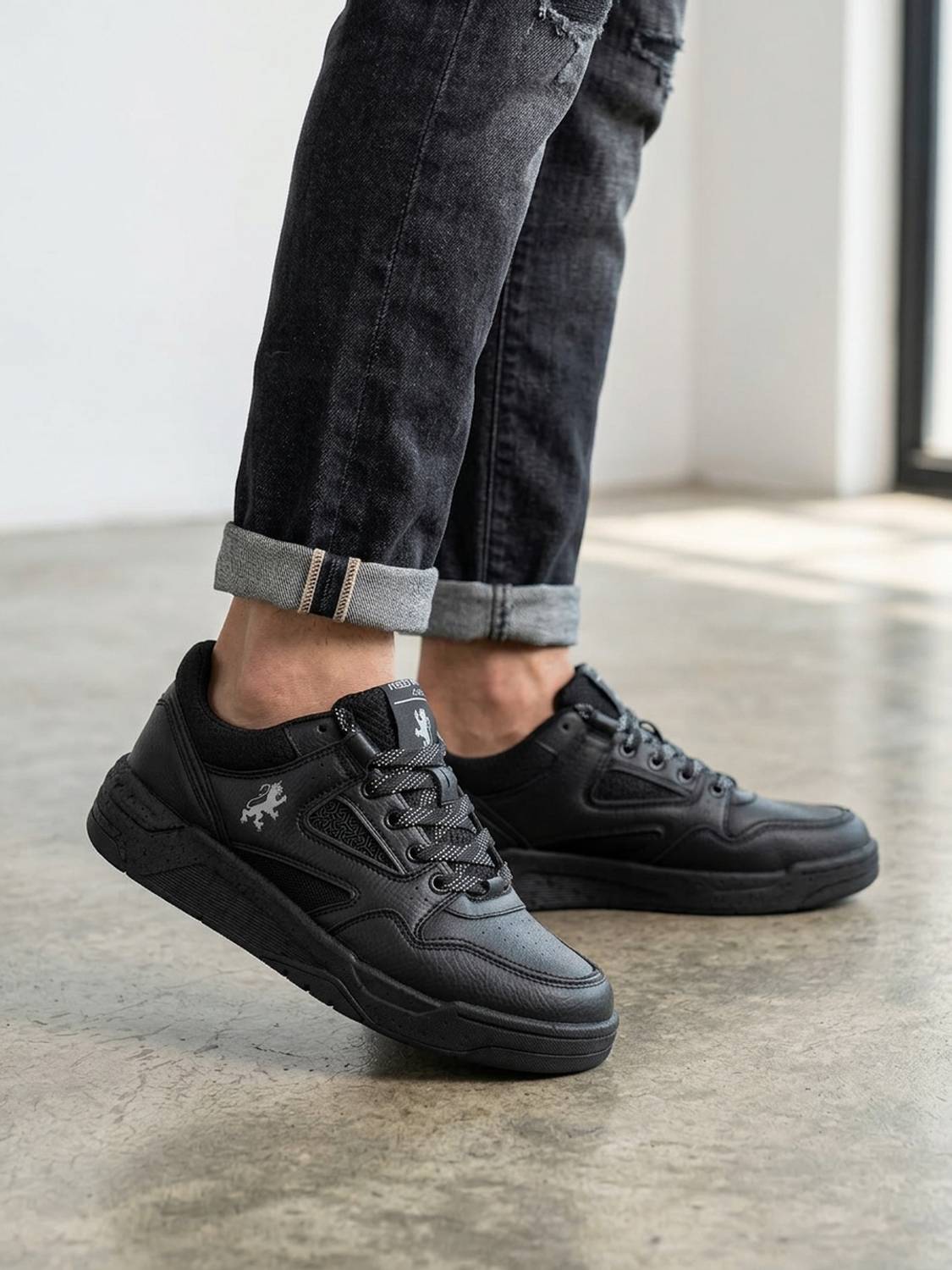 RED TAPE Men Black Chunky Sneakers - Image 2