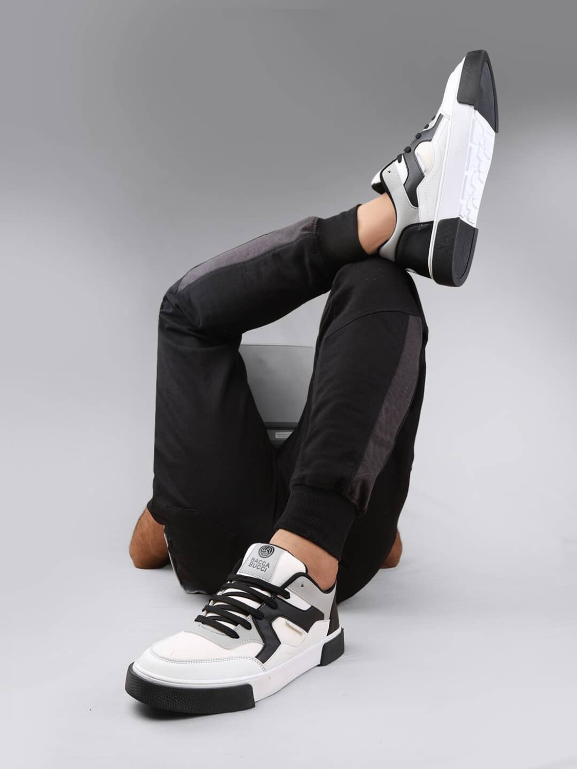 Image of bacca bucci SHARK Low-Top Sneakers For Men