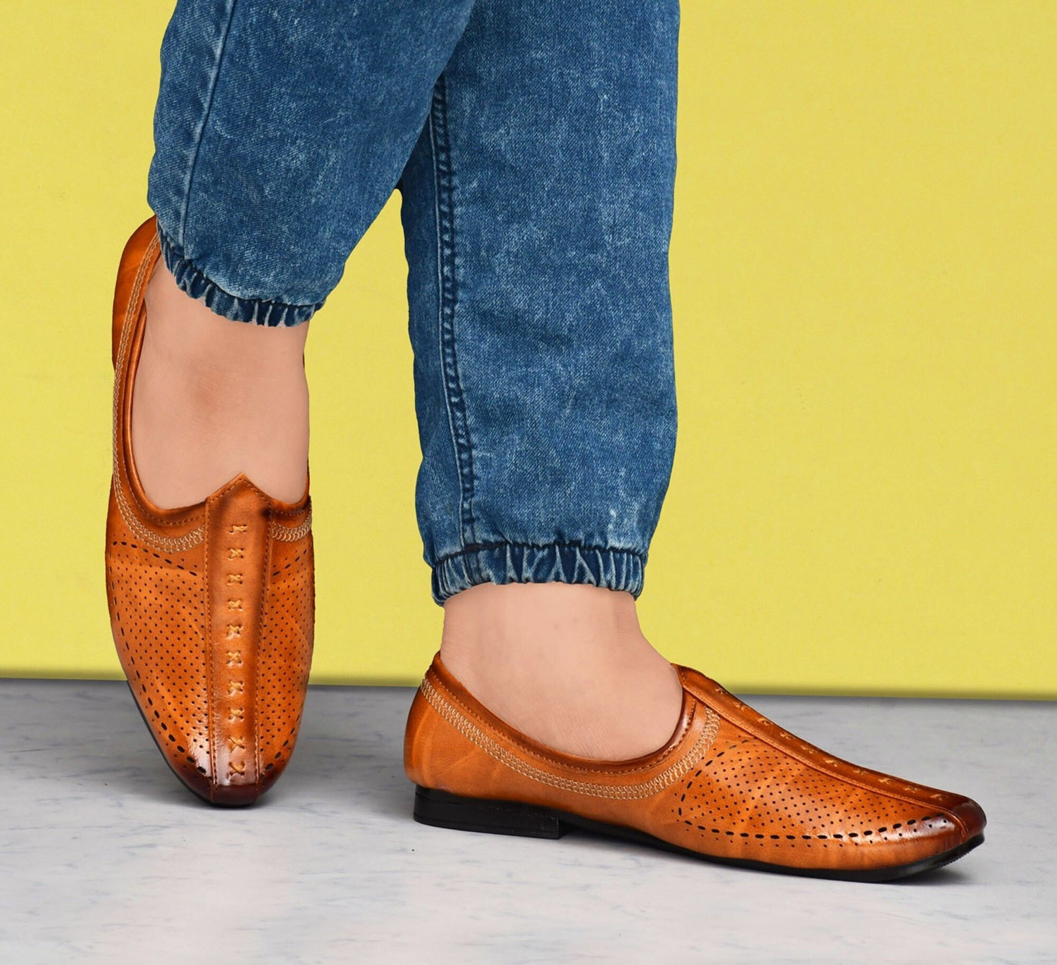 Image of Stroll Men's Stylish Nagra Jutis Mojaris For Men