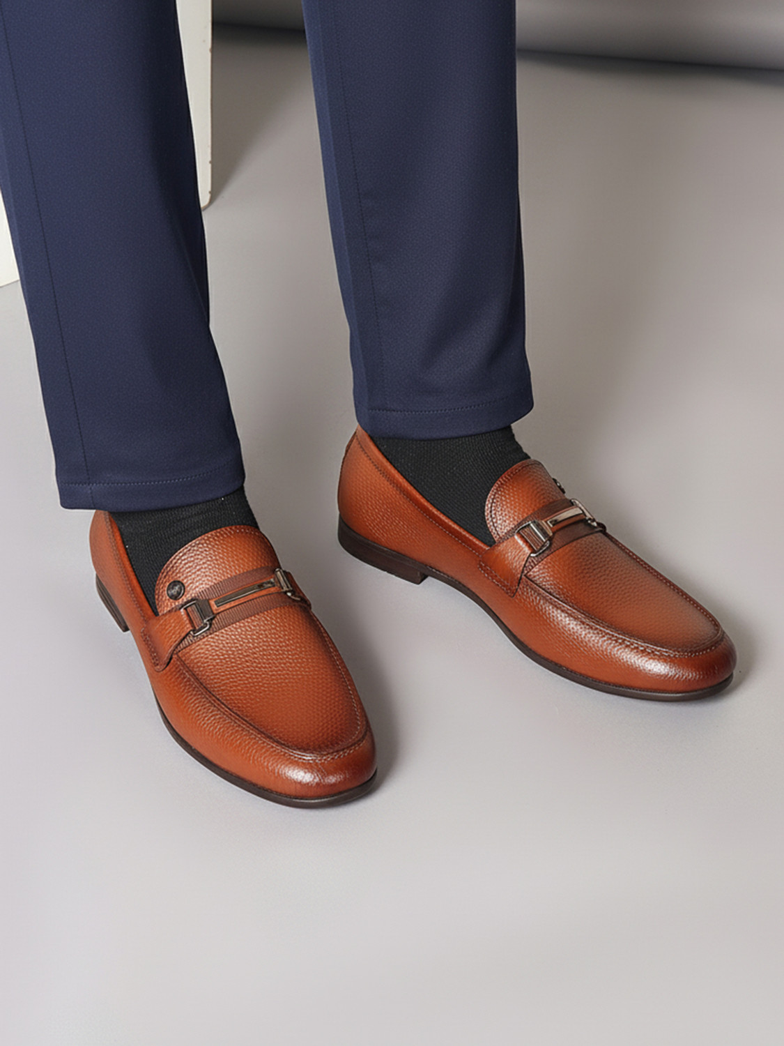 Image of CARLTON LONDON Men's Pebble Leather Dress Loafer with Contrast Band Loafers For Men